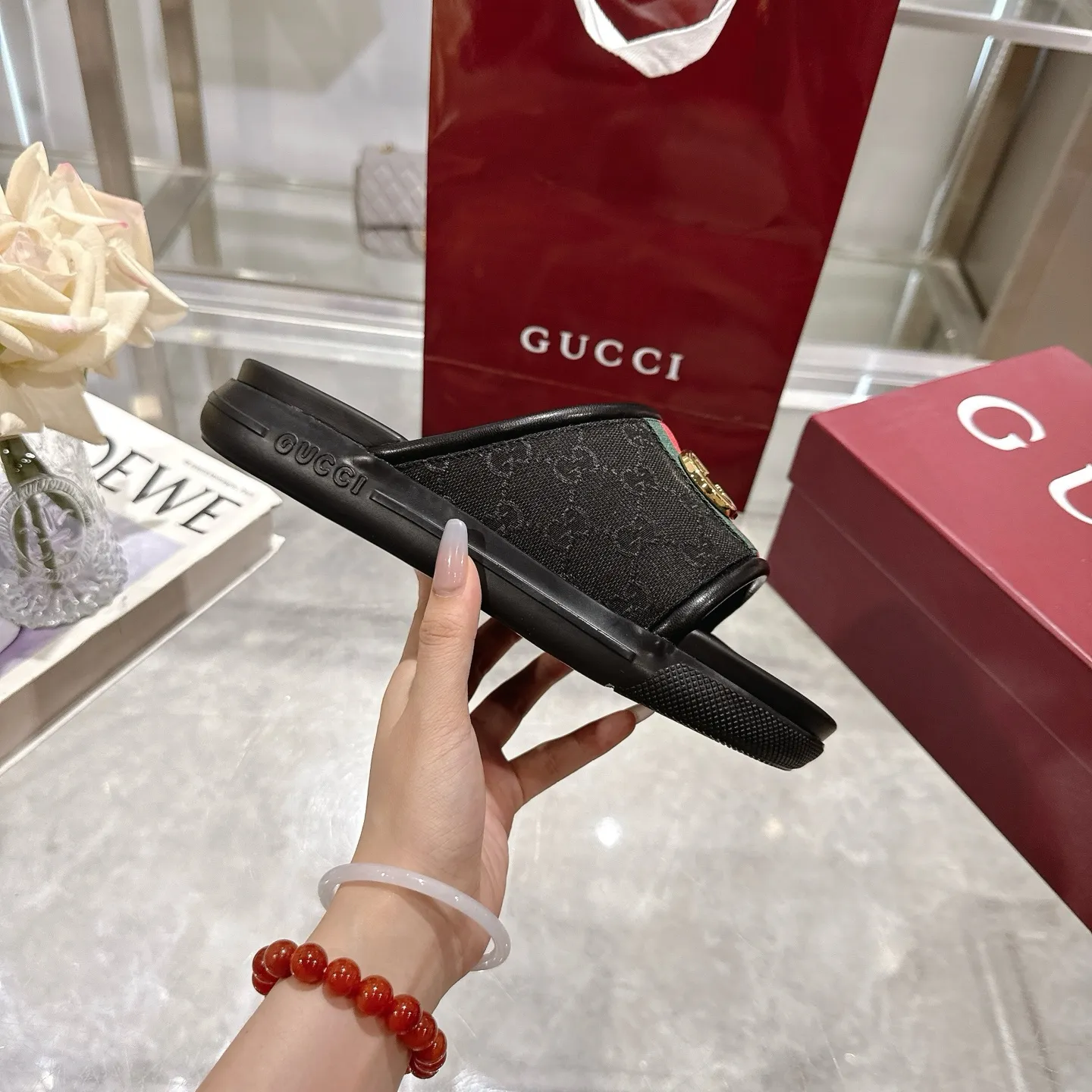 👑 Men's Shoes 420💰 New Summer Men's Slip-On Slides This piece is inspired by the summer spirit and beach clubs of the Italian coast and is part of Gucci Lido. The Pre-Fall collection reinterprets the brand's signature elements and sophisticated patterns in a contemporary way. Made from black rubber, these flat sandals feature a slip-on design that reinterprets the brand's distinctive green and red web design.  GG Classic Upper Men's Molded Rubber Footbed GG Gold Hardware Logo Flat Made in Italy Size: Men's 40 to 47,
